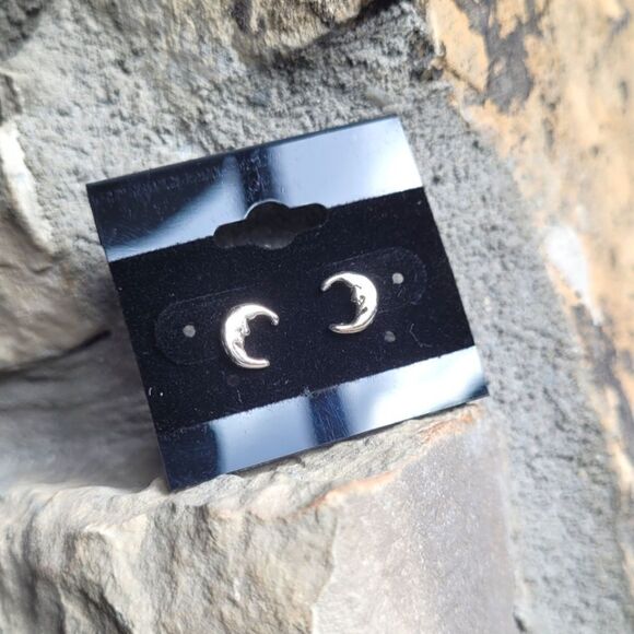 New! Minimalist Gold Moon Stud Earrings - Picture 1 of 3